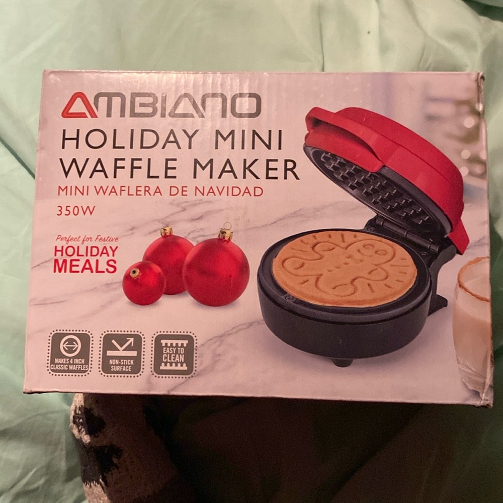 Holiday Gingerbread Man Mini Waffle Maker Non-Stick 4" Cooking Surface NEW
